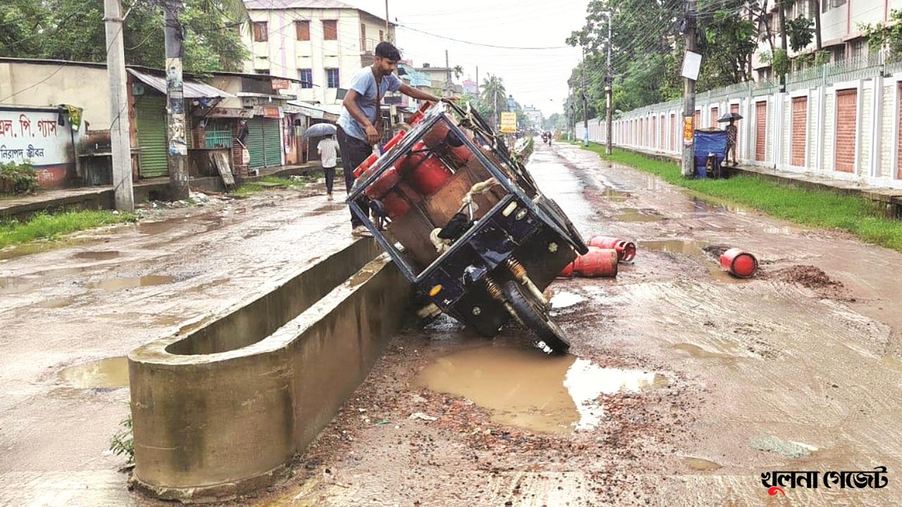 পৌনে চার বছরে শেষ হয়নি কুয়েট সংযোগ সড়কের উন্নয়ন কাজ