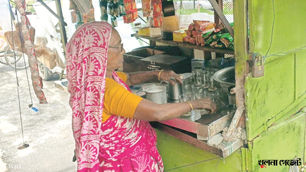বাসা বাড়িতে ভালো-মন্দ রান্না হলেও কাজের লোকদের খেতে দেয় না, তাই স্বাধীন ব্যবসা