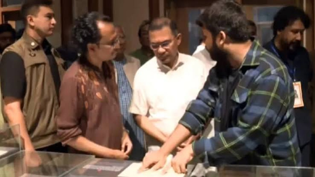 জুলাই স্মৃতি জাদুঘর ঘুরে দেখলেন প্রধানমন্ত্রী