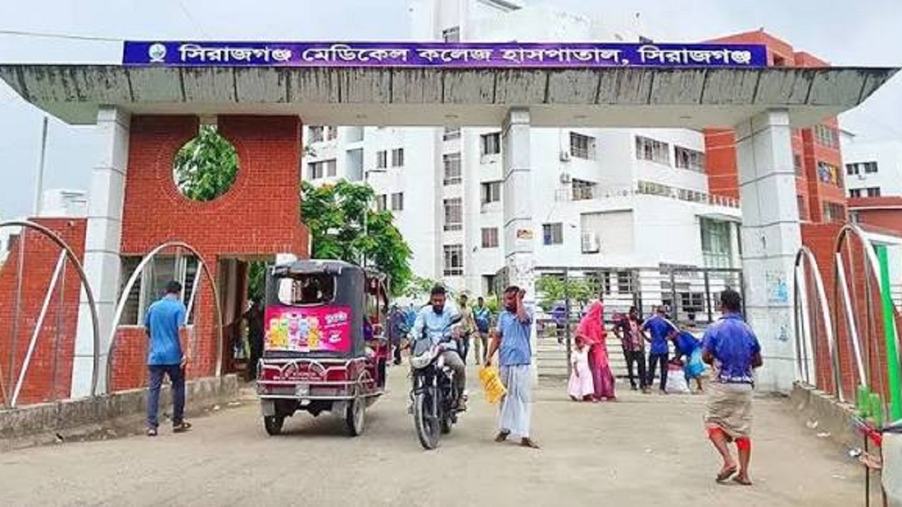 সিরাজগঞ্জে ট্রাকের ধাক্কায় বাসচালকসহ নিহত ২