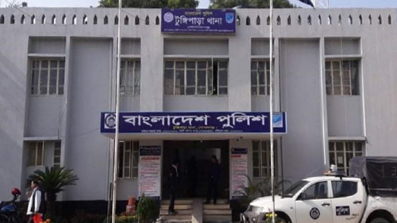 টুঙ্গিপাড়ায় ‘৩৬ জুলাই’ স্মারক তোরণে আগুন, ৭৫ জনকে আসামি করে মামলা