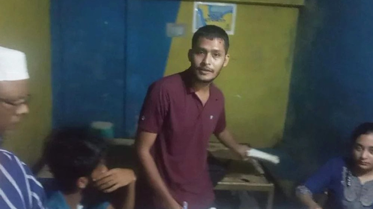 চায়ের দোকানে বন্ধুদের নিয়ে এইচএসসির খাতা মূল্যায়ন, শিক্ষক আটক