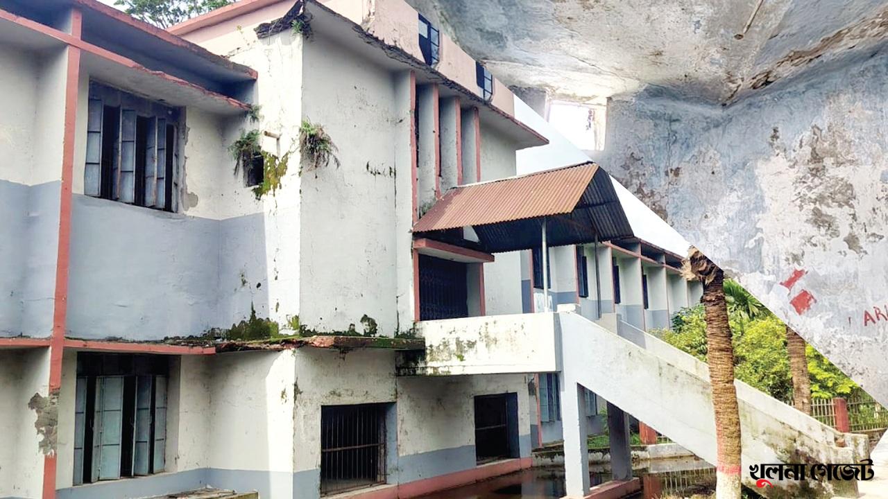 ঝুঁকিপূর্ণ ভবনে চলছে গভ. ল্যাবরেটরি হাই স্কুলের শিক্ষা কার্যক্রম