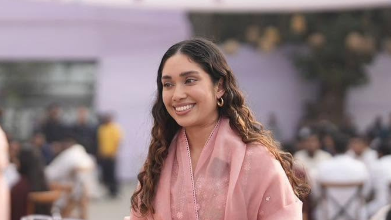 লাইনে দাঁড়িয়ে পরীক্ষা দিয়ে ড্রাইভিং লাইসেন্স নিলেন জাইমা রহমান
