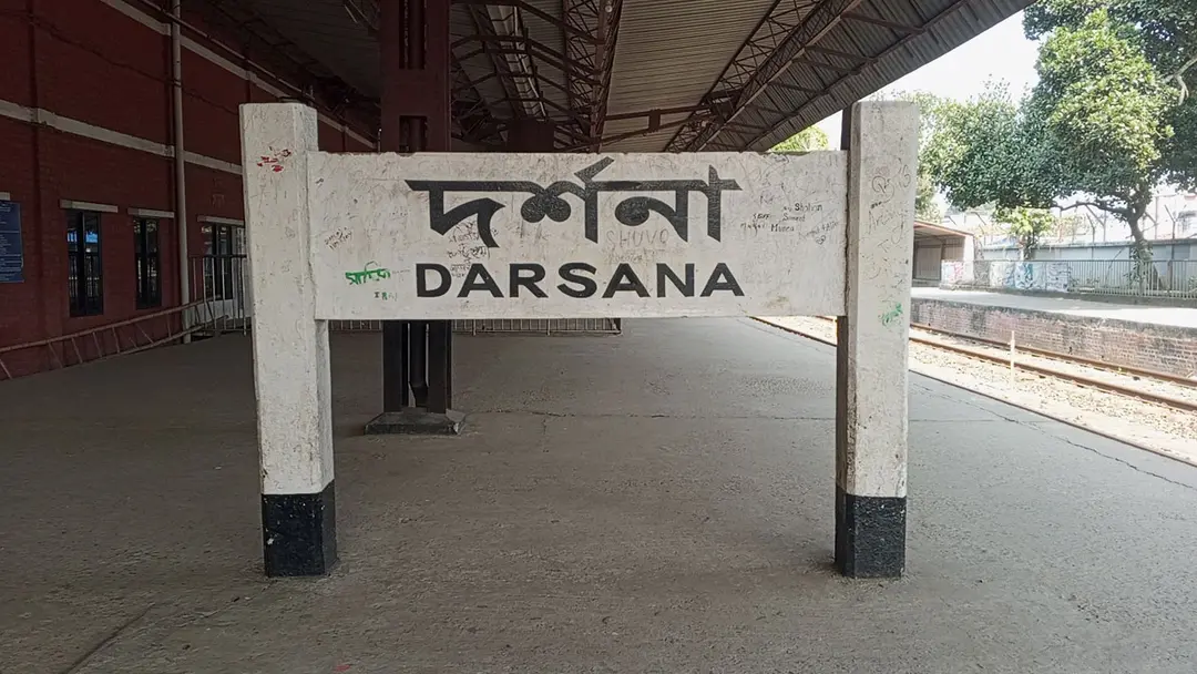 শিশু সন্তান রেখে চলন্ত ট্রেনের সামনে ঝাঁপ দিলেন মা