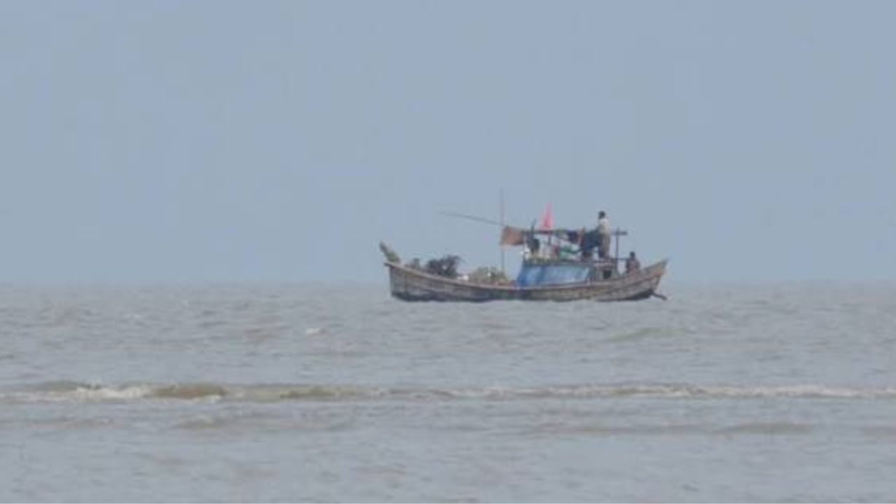 বঙ্গোপসাগরে নিখোঁজের ২২ ঘণ্টা পর পাঁচ জেলের লাশ উদ্ধার