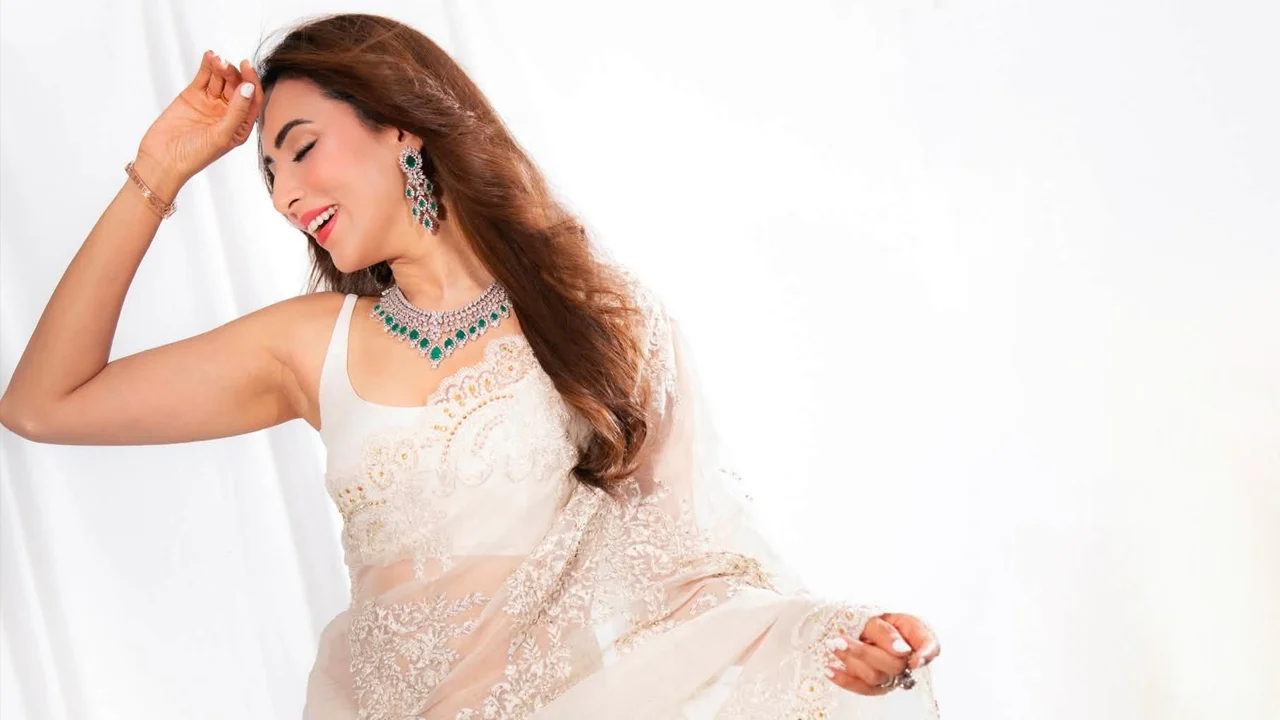 সাদা শাড়িতেও মোহময়ী মিম