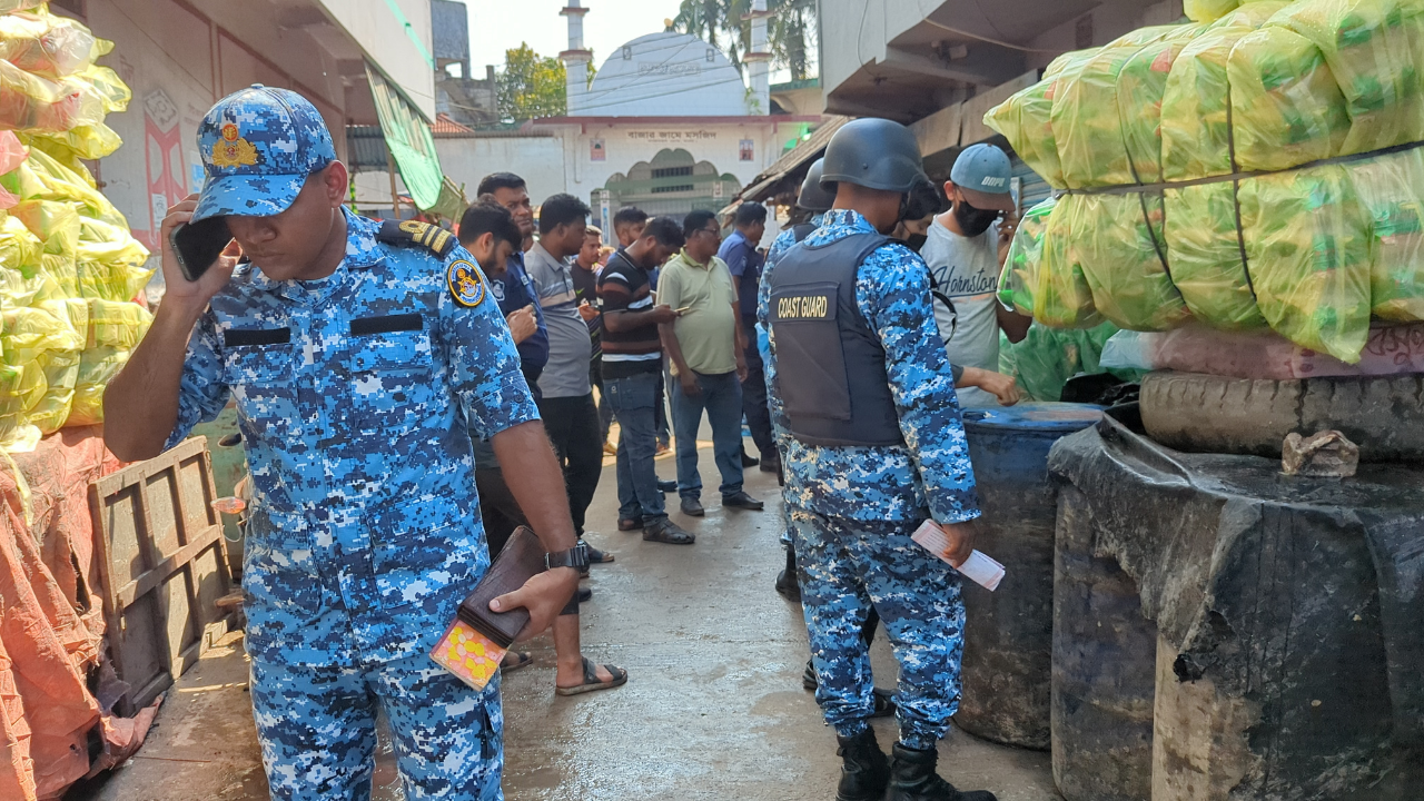 মোংলায় ১৫ হাজার ৬০০ লিটার ভোজ্য তেল জব্দ