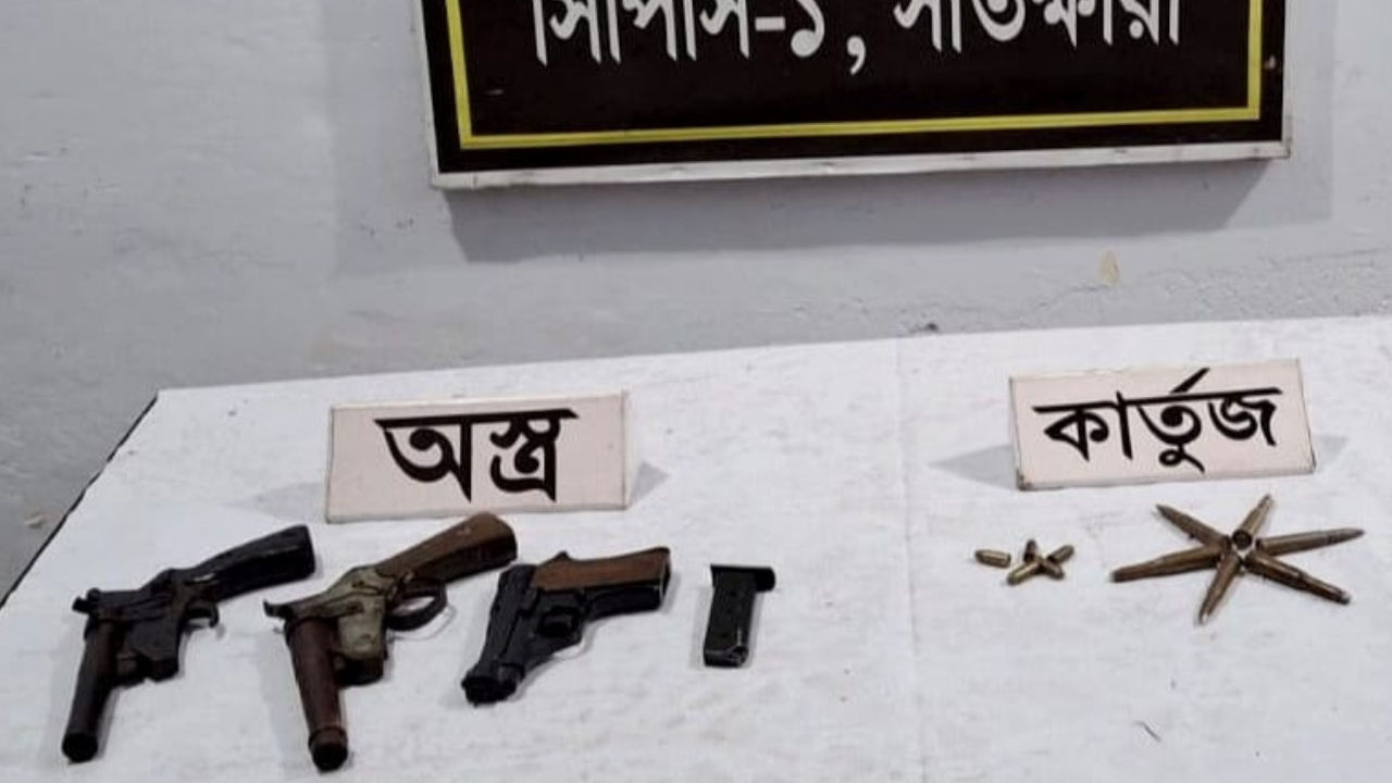 সাতক্ষীরায় ৩টি অস্ত্র ও ১১ রাউন্ড গুলিসহ গ্রেপ্তার ১