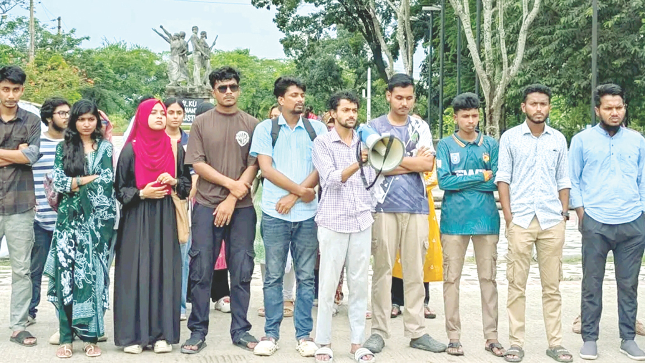 বিশ্ববিদ্যালয় শিক্ষার্থীকে পিটিয়ে হত্যা ঘটনায় দোষীদের শাস্তি দাবিতে খুবিতে বিক্ষোভ