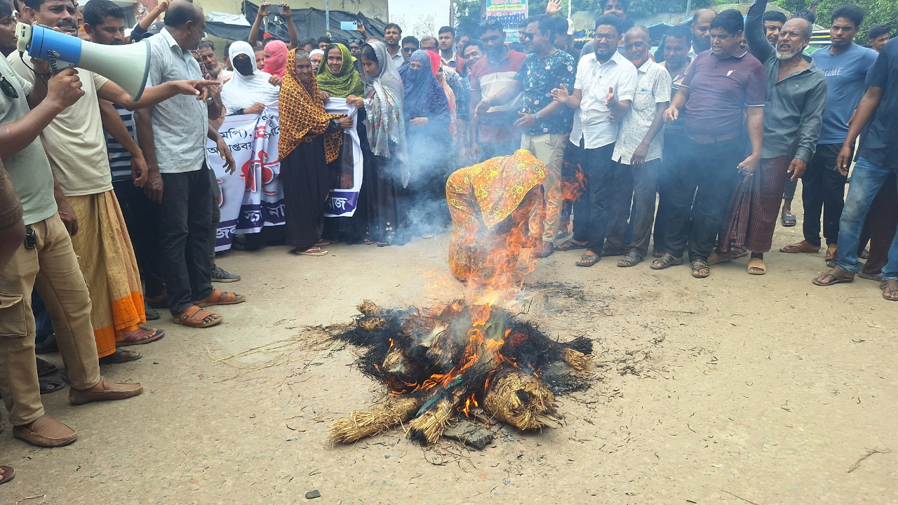 শ্যামনগরে এমপি গাজী নজরুলের ফাঁসির দাবিতে বিক্ষোভ, কুশপুত্তলিকা দাহ
