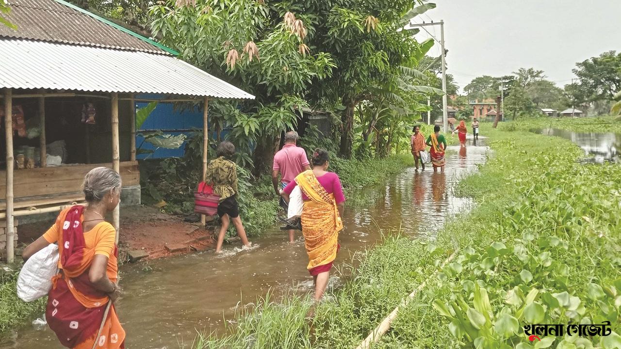 বিল ডাকাতিয়ায় পানির নিচে সড়ক অনিশ্চয়তায় হাজারো মানুষ