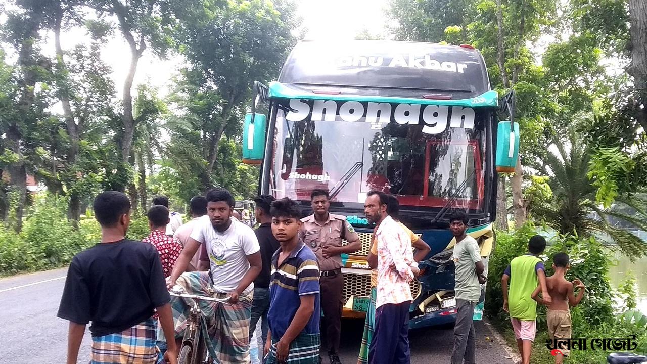 ফকিরহাটে বাসের ধাক্কায় বাবা নিহত, ছেলেসহ আহত ২