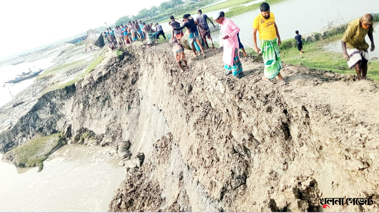 আশাশুনির বেড়িবাঁধ ভাঙনে আতঙ্কিত এলাকাবাসী