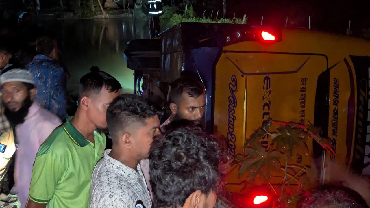 পটুয়াখালীতে অটোর সঙ্গে সংঘর্ষে ৩৫ যাত্রী নিয়ে বাস খাদে, নিহত ৩ ‎