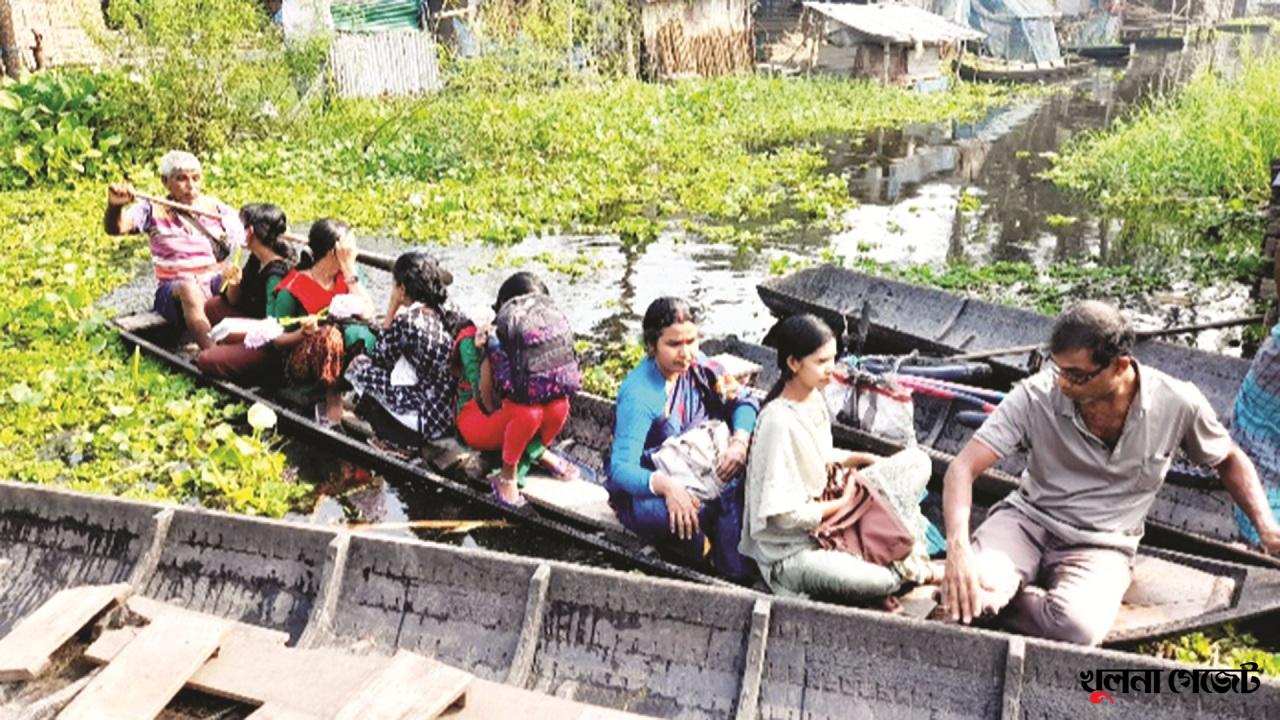 দু’শতাধিক শিক্ষার্থীর স্কুলে যাতায়াতের একমাত্র ভরসা নৌকা
