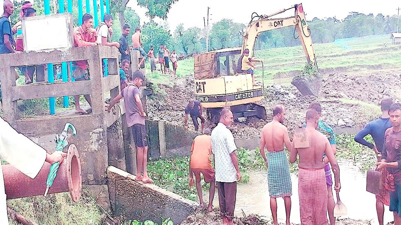 ডুমুরিয়ায় জলাবদ্ধতা থেকে রেহাই পেতে কেওড়াতলা স্লুইস গেটের মুখ পরিষ্কার করতে স্বেচ্ছাশ্রমে নামে চার ইউনিয়নের শতাধিক মানুষ। বরুনা-কেওড়াতলা স্লুইস গেটের দুই পাশে জমে থাকা কচুরিপানা ও গেটের মুখের পলি অপসারণ করেন তারা। এ সময় রঘুনাথপুর ইউনিয়নের আহ্বায়ক আব্দুর রব আকুঞ্জী, ইউপি সদস্য মোঃ কামাল হোসেন সহ স্থানীয় জনপ্রতিনিধি ও বিভিন্ন স্তরের সাধারণ গ্রামবাসী উপস্থিত ছিলেন।