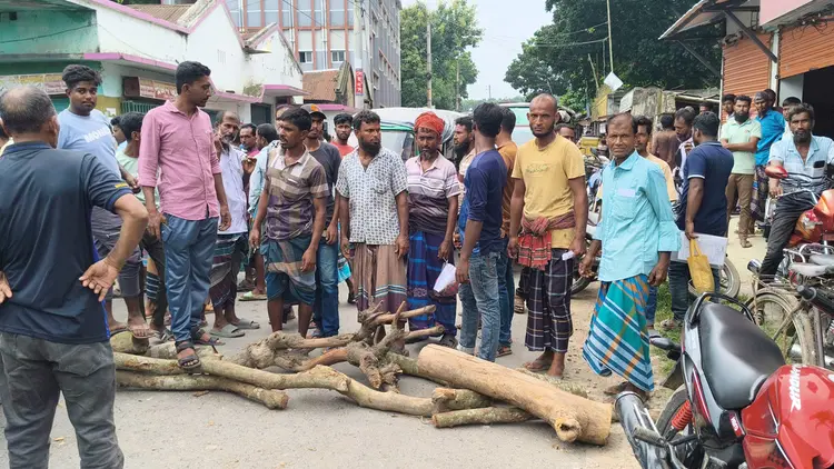 ঝিনাইদহে সারের দাবিতে সড়ক অবরোধ