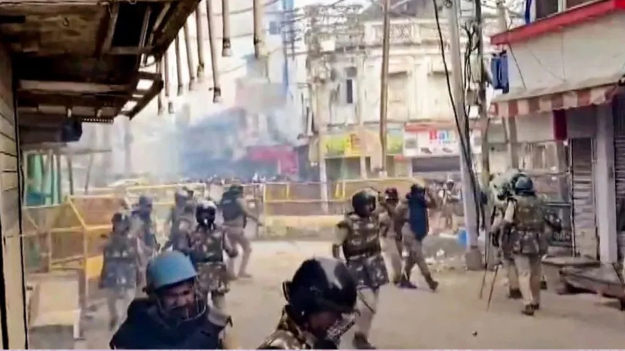 ভারতে ‘৬০০ বছরের পুরনো’ মসজিদ গুঁড়িয়ে দেওয়ার উদ্যোগ, পুলিশের সঙ্গে সংঘর্ষ