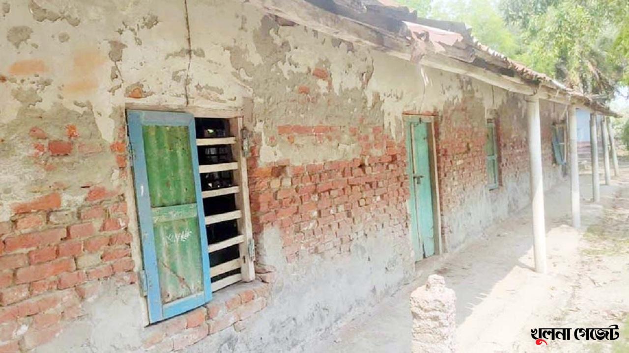প্রতিষ্ঠার ৫৪ বছরেও কড়ুলিয়া স্কুলের একই চিত্র, জরাজীর্ণ ভবনে চলছে ২শ’ শিক্ষার্থীর পাঠদান