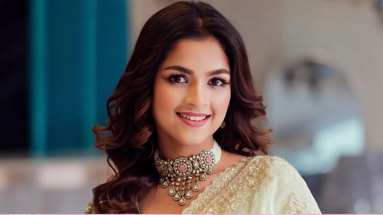 অশিক্ষিত, চাঁদাবাজ দিয়ে দেশটা ভরে গেছে : সাদিয়া আয়মান