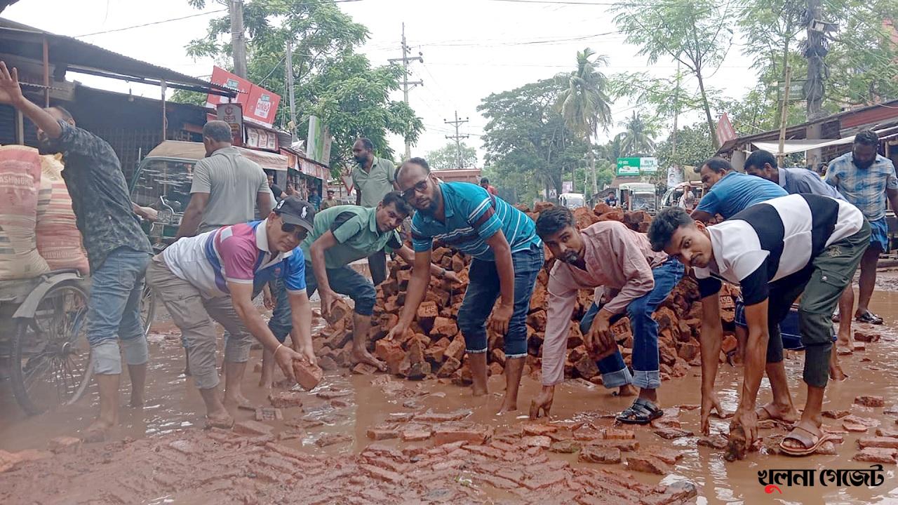 আড়ংঘাটা বাইপাস সড়কের প্রবেশদ্বার যেন মরণ ফাঁদ, ব্যক্তি উদ্যোগে সংস্কার