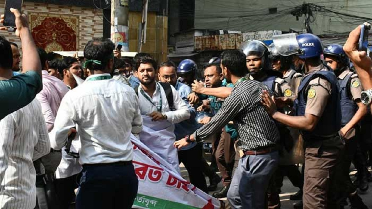 ইসলামী ব্যাংকের সামনে দুই গ্রুপের সংঘর্ষ, আহত ৫৫