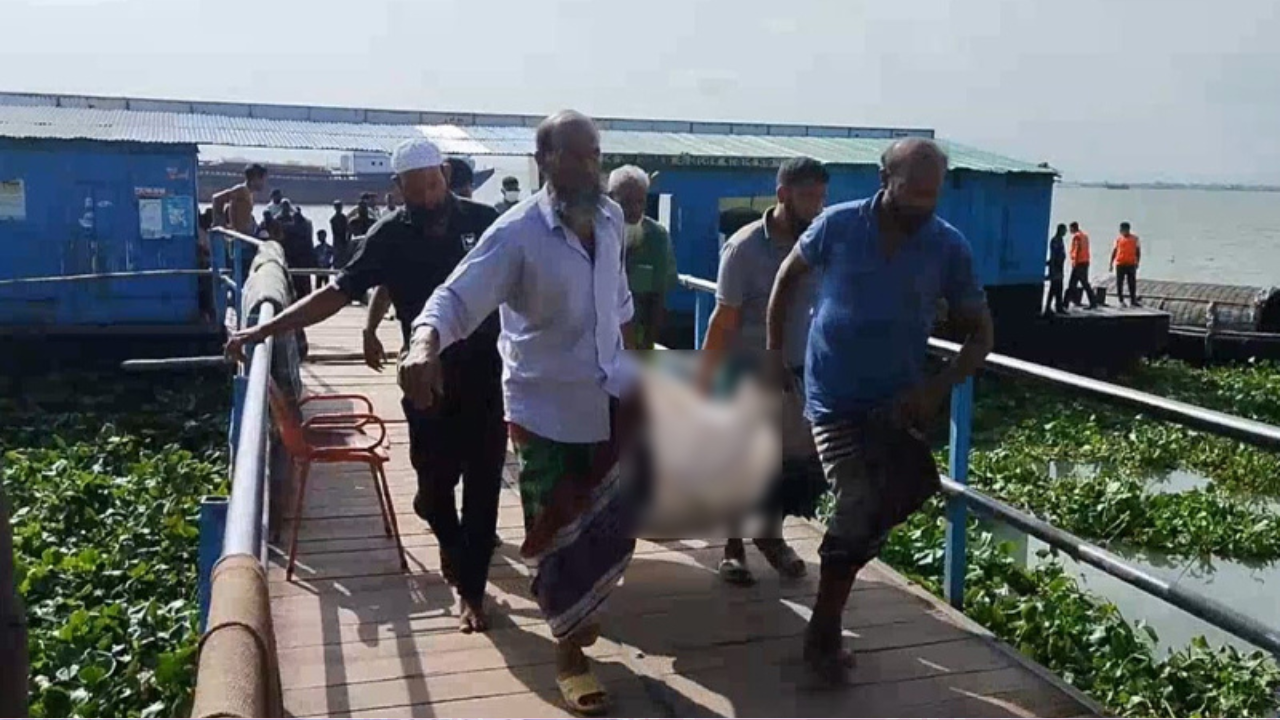 বিয়েতে যাওয়ার পথে ট্রলারডুবি : দুই ভাইসহ বোনের মরদেহ উদ্ধার, বাবা নিখোঁজ