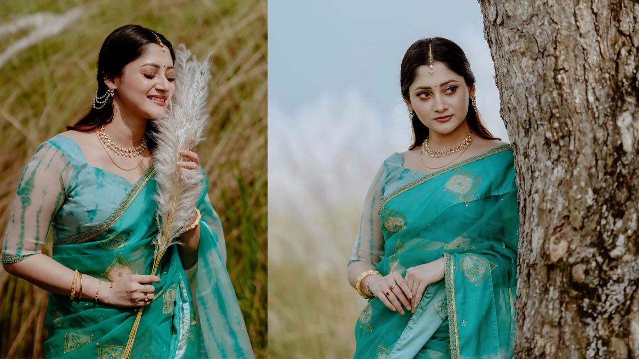 কাশফুলে প্রকৃতির সাজে পূজা চেরী