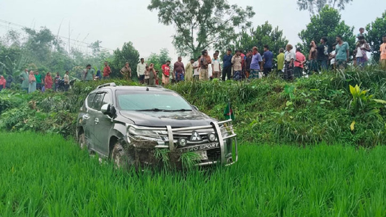 বগুড়ায় নিয়ন্ত্রণ হারিয়ে ধানখেতে গাড়ি, আহত জনপ্রশাসন প্রতিমন্ত্রী ও পথচারী