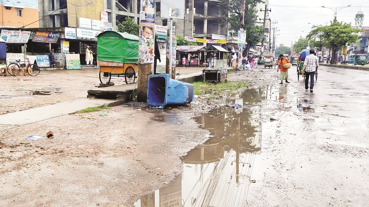 নগরীর দৌলতপুর বাসস্ট্যান্ডের সামনের সড়কের দৃশ্য এটি। বর্ষা মৌসুমে পানি জমে কর্দমাক্ত অবস্থা আর শুকনো মৌসুমে ধুলাময় অবস্থা তৈরি হয়। ময়লা ফেলানোর ড্রামের নীচে ফাটা, উপরে ঢাকনা নেই। সড়কের পাশে পড়ে আছে। স্ট্যান্ডের সামনে সড়কের পাশে দুটি পোলে রাতে বাতি জ্বলে না দীর্ঘদিন। রাতে যাত্রী এবং পথচারীরা যাতায়াতে নিরাপত্তাহীনতাবোধ করে। জনস্বার্থে আশু ব্যবস্থা গ্রহণে যথাযথ কর্তৃপক্ষের হস্তক্ষেপ কামনা করেছে ভুক্তভোগীরা… একরামুল হোসেন লিপু।