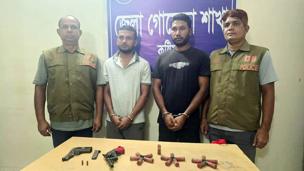 কুষ্টিয়ায় দুটি পিস্তল ও ১৮ রাউন্ড গুলিসহ দুইজন আটক
