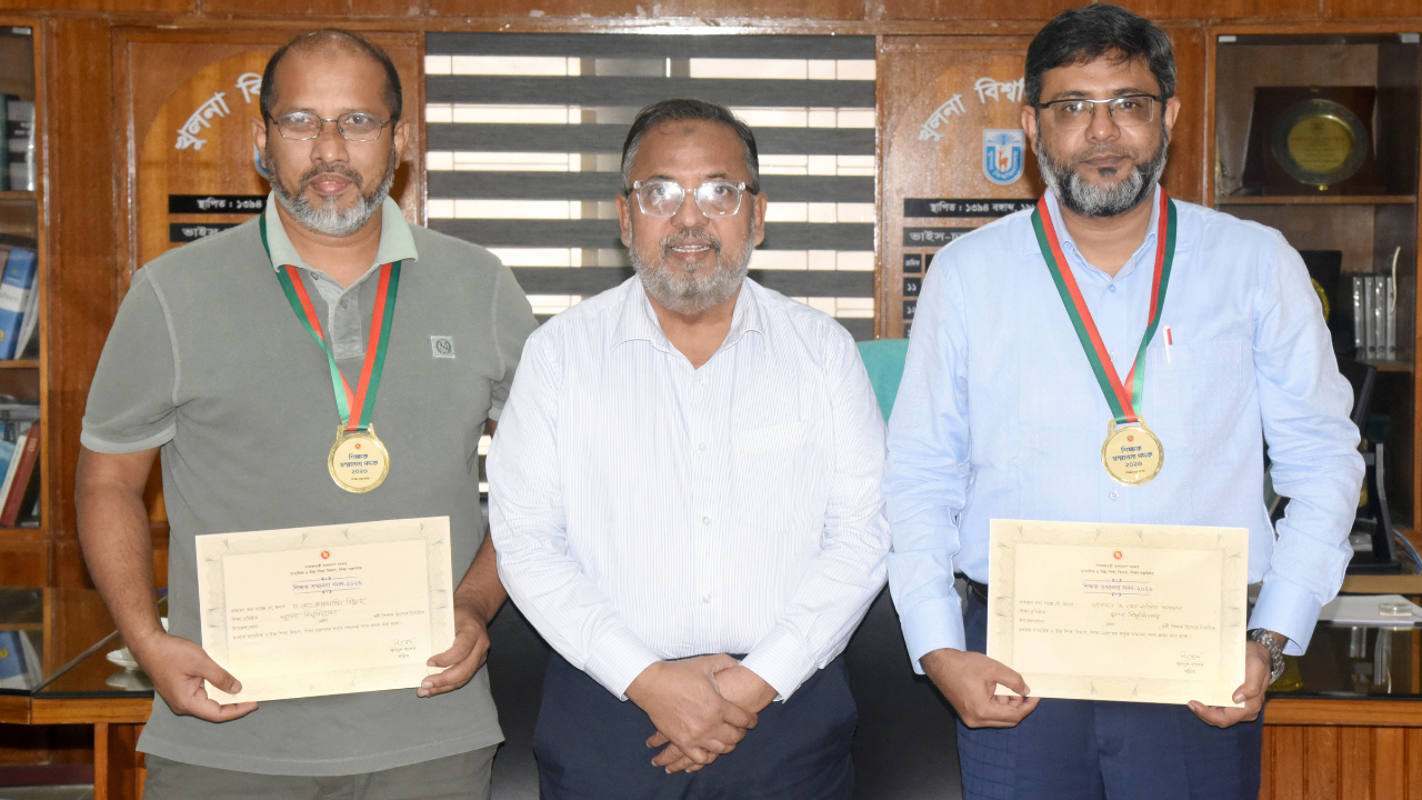 খুবি উপাচার্যের সঙ্গে গুণী শিক্ষক সম্মাননাপ্রাপ্ত দুই অধ‌্যাপ‌কের সৌজন্য সাক্ষাৎ