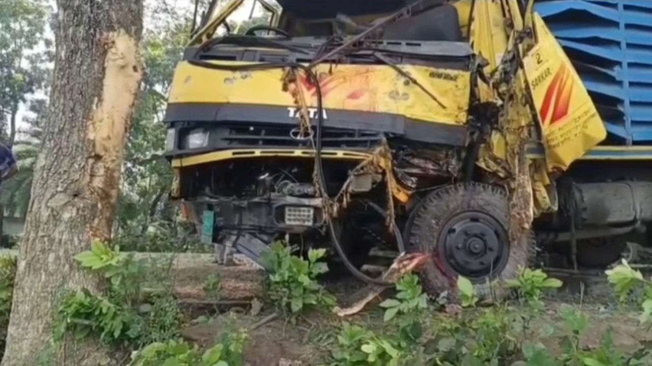 শার্শায় সড়ক দুর্ঘটনায় হেলপার নিহত