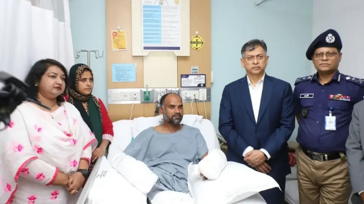 দুর্বৃত্তদের হামলায় আহত পরিদর্শককে দেখতে হাসপাতালে স্বরাষ্ট্রমন্ত্রী