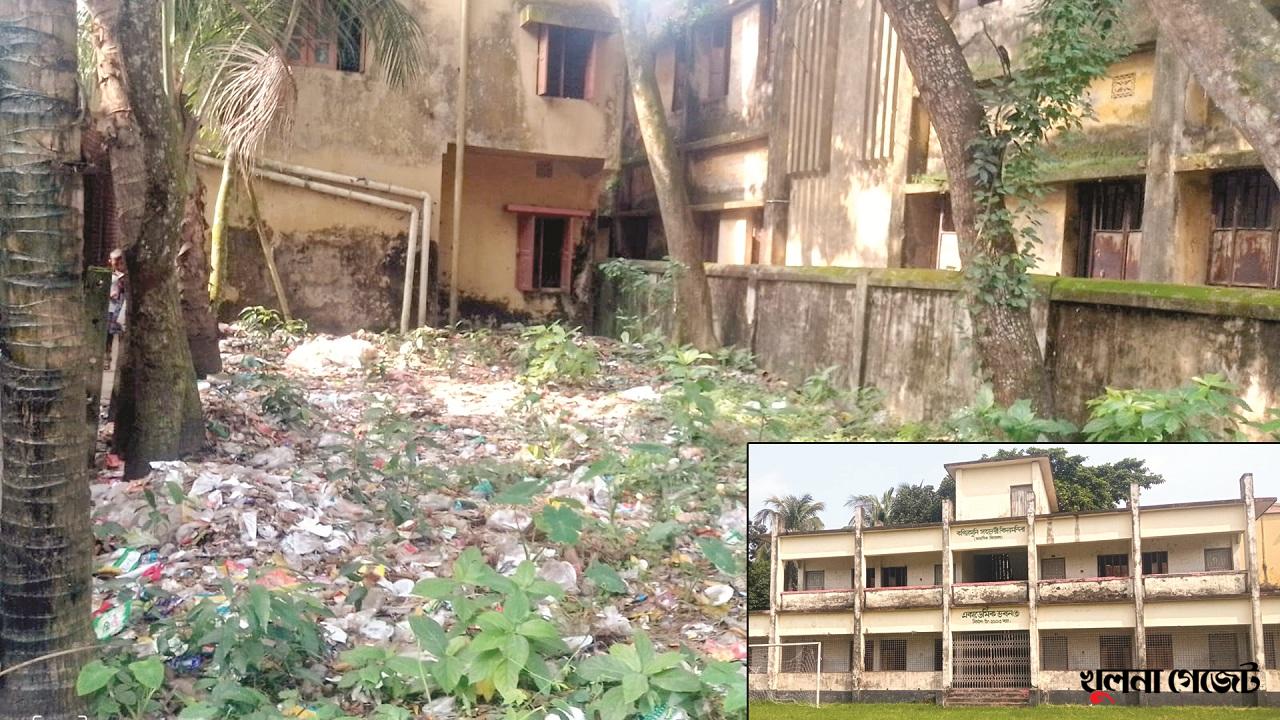শতবর্ষী কপিলমুনি সহচরী বিদ্যামন্দির স্কুল ভবন ঘেঁষে ময়লার ভাগাড়