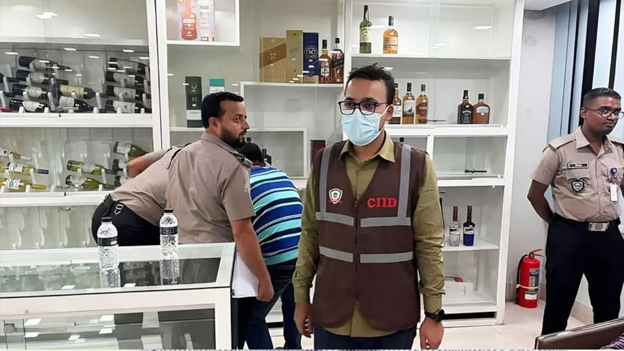 সালমান মুক্তাদিরের শ্বশুরের ৪ মদের গুদাম সিলগালা