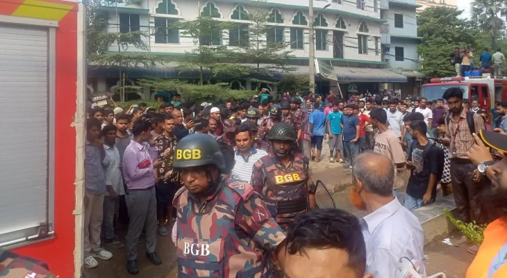 গাজীপুরে আগুন নিয়ন্ত্রণে ২০ ইউনিট, যোগ দিয়েছে সেনাবাহিনী-বিজিবি-পুলিশ