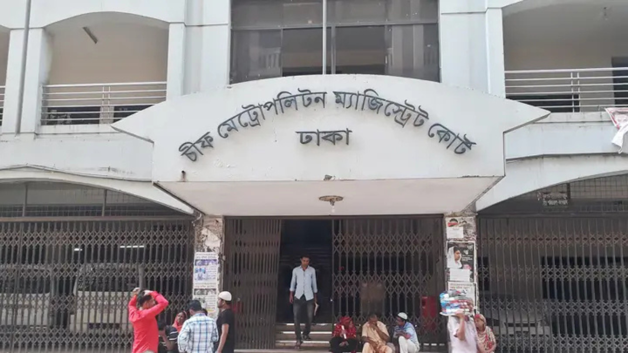 এবার কাঠগড়া থেকে হ্যান্ডকাফ খুলে পালালেন আসামি